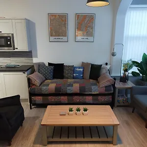  Apartment Flat 6 Corner House